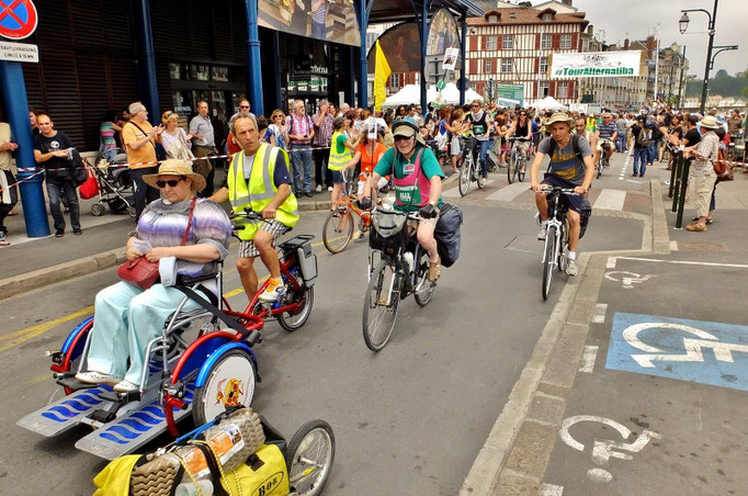 ainsi que l'un des deux vélos adaptés de l'AUTRUCHE SUR UN FIL DE SOI.