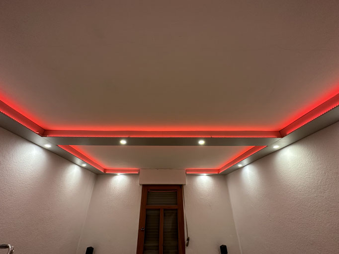 Alle LED-Lichter sind dimmbar und in allen RGB-Farben einstellbar.