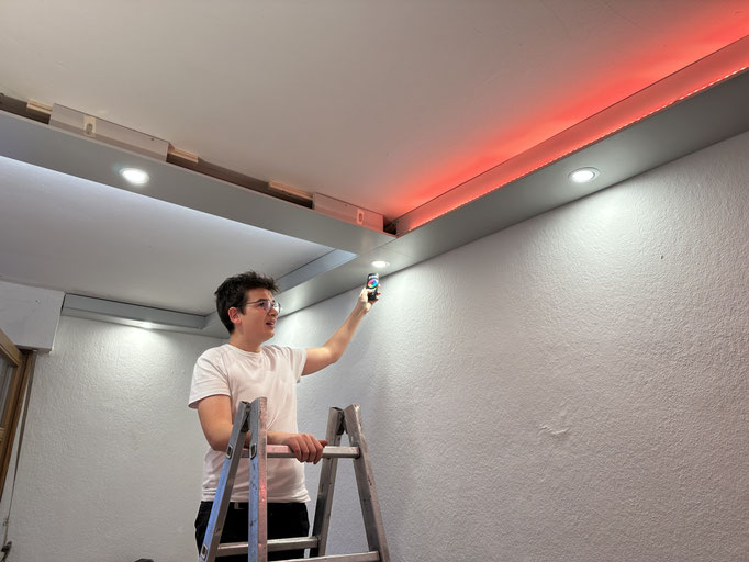 Stets mit unserer Arbeit zufrieden, beginnt der Auftraggeber die LED-Lampen zu programmieren.