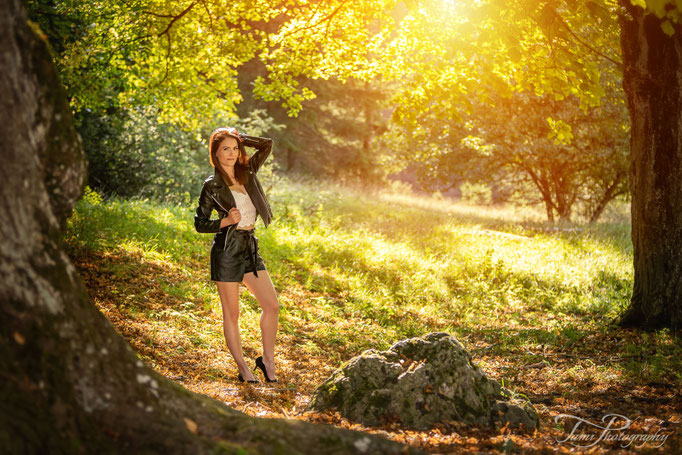 Natürliche Portraitfotografie im Wald, Ulm – Outdoor Fotoshooting mit professionellem Fotograf für Lifestyle- und Portraitfotos