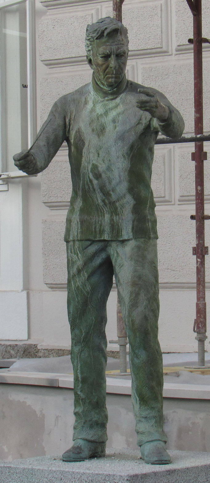 Herbert von Karajan-Statue. 