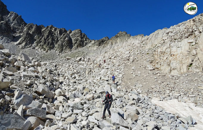 Pasando lo que antes fue el glaciar de Cambalés. Un caos de piedras. Hay que ir por la derecha de la foto, nos confundimos un poco. Tampoco esta bien el lado derecho.