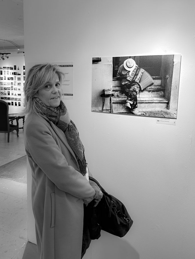 Dezember 2024 Sabina an der Ausstellung von Swissphotoclub mit meinem Foto von Puerto Rico