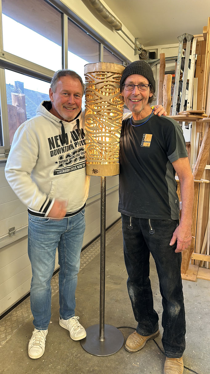 Dezember 2024 neu erstandene Holzlampe vom und mit dem Künstler Andi Drescher