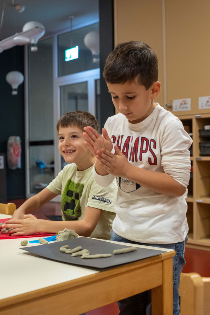 Zwei_Jungen_Arbeiten_im_Schulzimmer_mit_Knete