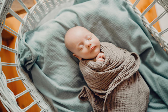 HOMESTORY MIT NEUGEBORENEM, Baby- und Neugeborenenfotografin in Berlin, Familienfotografin, authentische Familienportraits