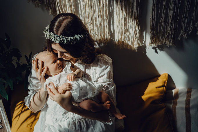 HOMESTORY MIT NEUGEBORENEM, Baby- und Neugeborenenfotografin in Berlin, Familienfotografin, authentische Familienportraits