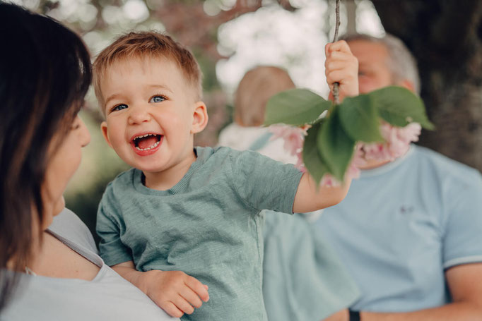 Ideen für Familienfotosession in Berlin, Fotos mit den Kindern machen, Familienfotografie, Familienfotos Berlin, Kirschbäume in Berlin, Kirschbaumblüte Orte in Berlin, Sakura in Berlin, Fotos mit Kindern im Frühling, Kinderfotograf in Berlin, Kinderfotos