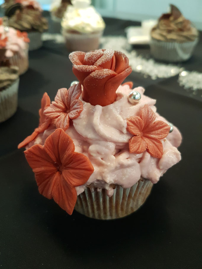 2018 - Red as Blood, White as Snow and Black as Ebony (Himbeer-Quark Cupcake)