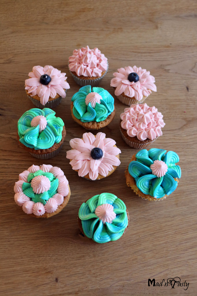 2019 - Intense Garden (Heller Biskuit mit weisser Schokolade und Passionsfrucht-Mango-Frischkäse-Frosting)