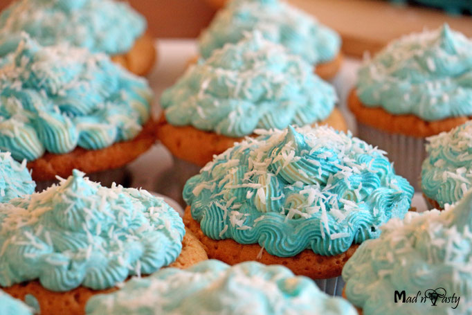 2019 - Ocean's Reflection (Heller Rührteig mit weisser Schokolade, Vanille-Frosting und Kokosraspel)