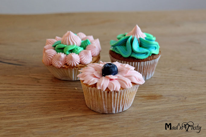 2019 - Intense Garden (Heller Biskuit mit weisser Schokolade und Passionsfrucht-Mango-Frischkäse-Frosting)