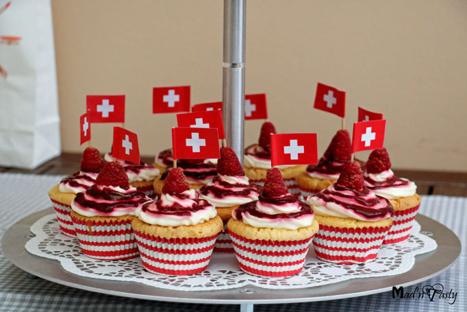 2019 - Welcome Home, Sweetie (Heller Biskuit mit weisser Schokolade, Frischkäse-Frosting und Himbeercoulis)