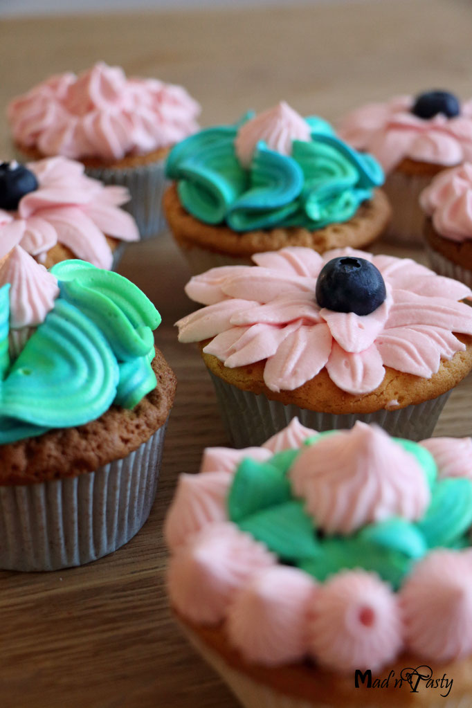2019 - Intense Garden (Heller Biskuit mit weisser Schokolade und Passionsfrucht-Mango-Frischkäse-Frosting)