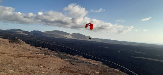 Sobrevolamos la lava de la Caldera Blanca