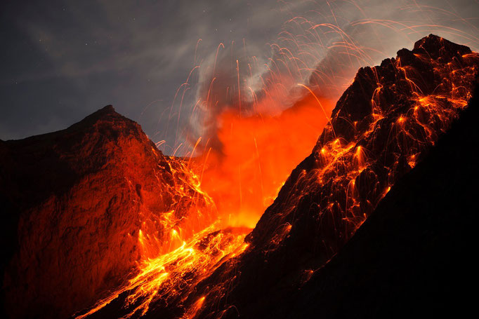 Heftige und laute Eruption des Vulkan Batu Tara in der Flores See/Violent and loud eruption of volcano Batu Tara in the Flores sea © martinsieringphotography