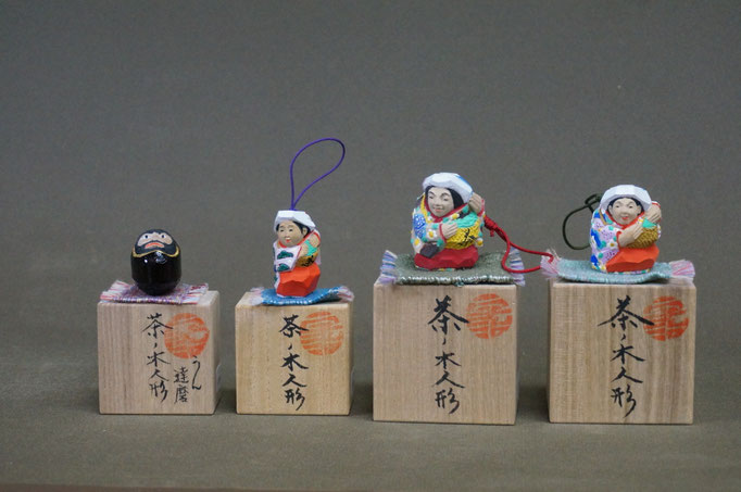 うん達磨　茶の木人形
