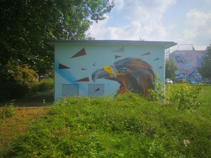 Detailansicht einer Auftragsmalerei auf Putz, die die präzise Ausführung des geometrischen Musters zeigt. Hochwertiges Handwerk für Fassadenprojekte, angeboten von Appolloart im gesamten Bundesgebiet.