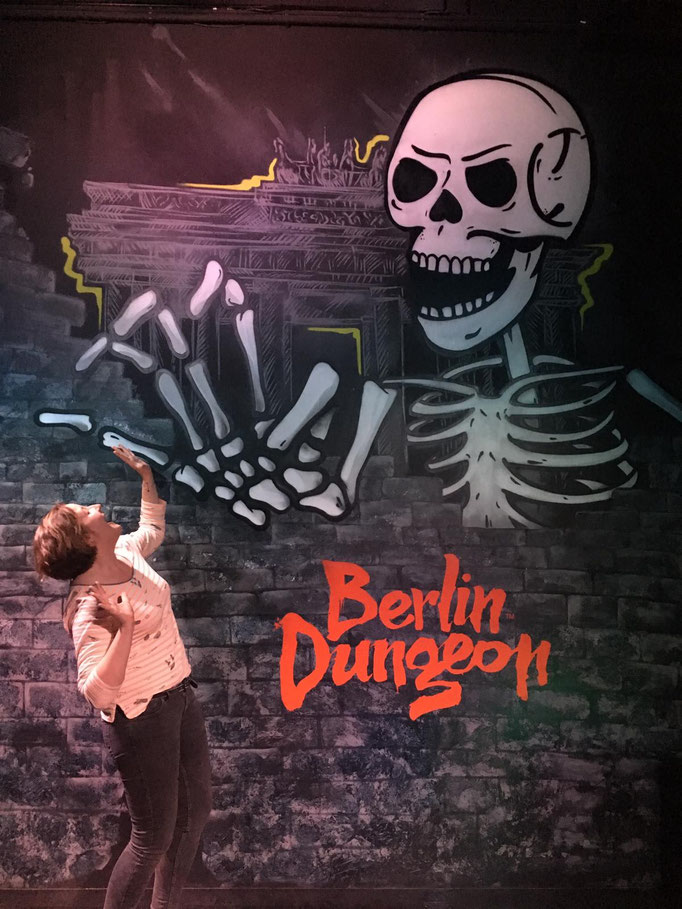 Graffiti-Wandmalerei mit bunten Farben und Street-Art-Motiven für Dungeon Berlinvon Appolloart
