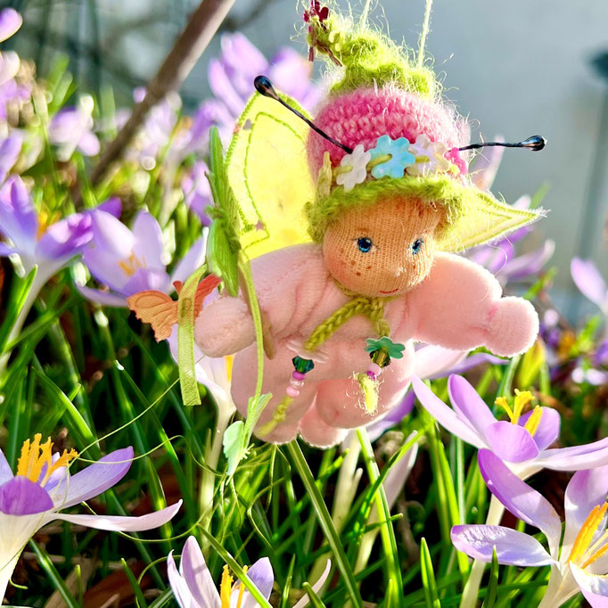 Wichtelbaby in handgenähter Stoff-Hängematte im Garten