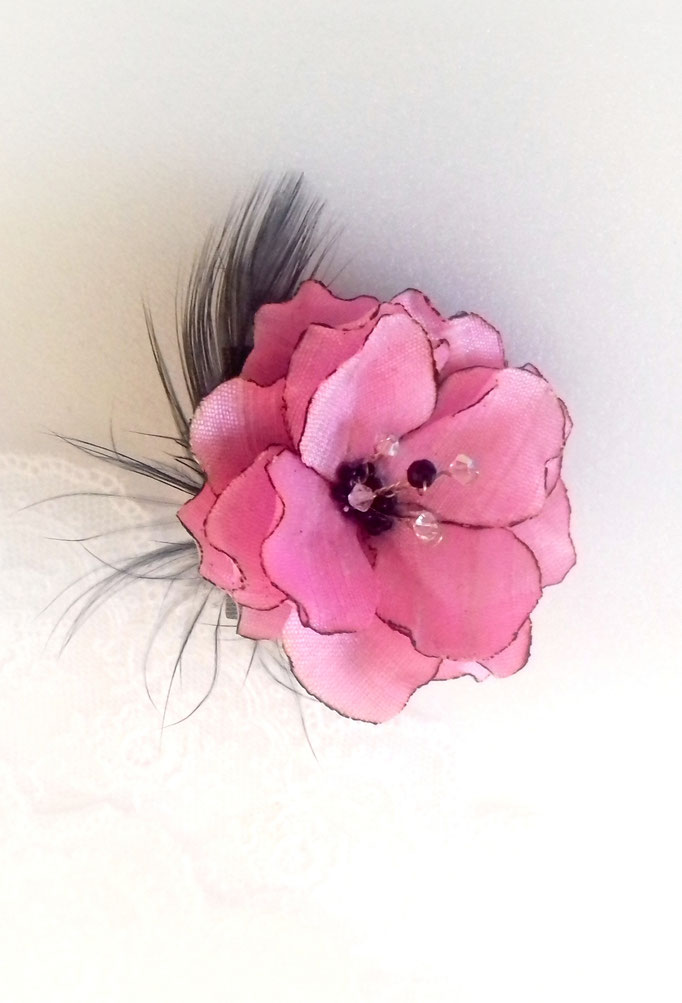 fleur en tissu de soie sauvage, création brodée, réalisée par Maria Salvador