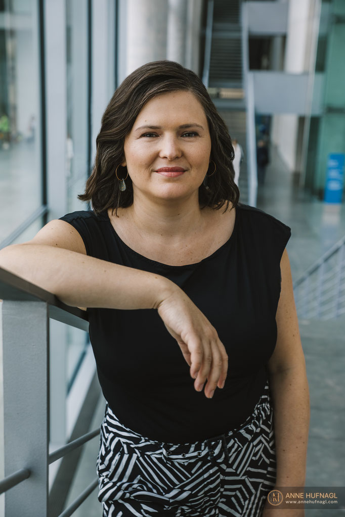 Porträtfoto von Grünen-Politikerin Sara Nanni. | Fotografin: Anne Hufnagl
