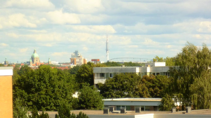 Panoramablick über die Stadt, von links: Neues Rathaus, NordLB, Telemax u. HDI-Arena