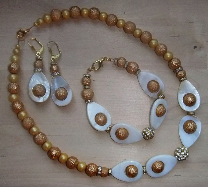 Elegantes Set: Kette, Armband, Ohrringe aus Krepp-, Muschel-, und Strassperlen in Gold und Cremeweiss