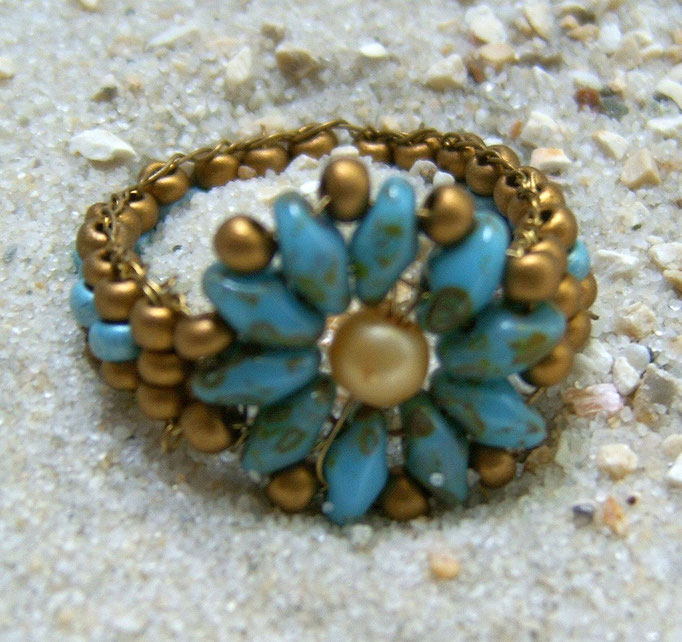 Ring aus Rocailles und Twin-Beads in Gold und Türkis