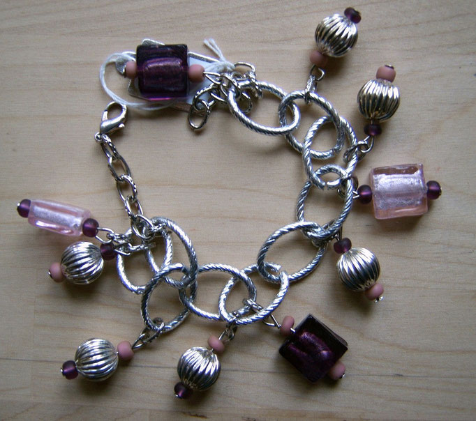 Armband aus großen Silbergliedern mit angehängten Glas- und Metallelementen in Silber-Lila-Rosa