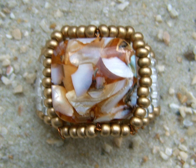Ring in Siegelrinoptik aus Rocailles und einem quadratischen Muschelelement in Wiß-Beige-Braun-Gold