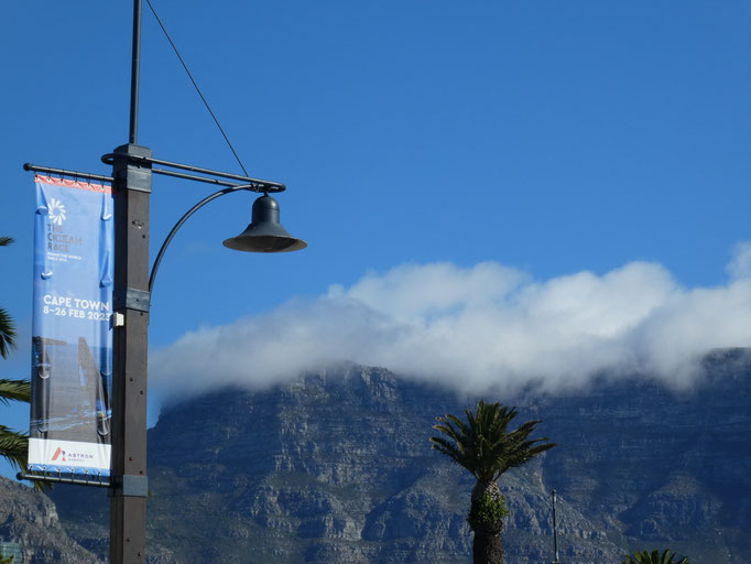 Tafelberg von Wolken verhangen