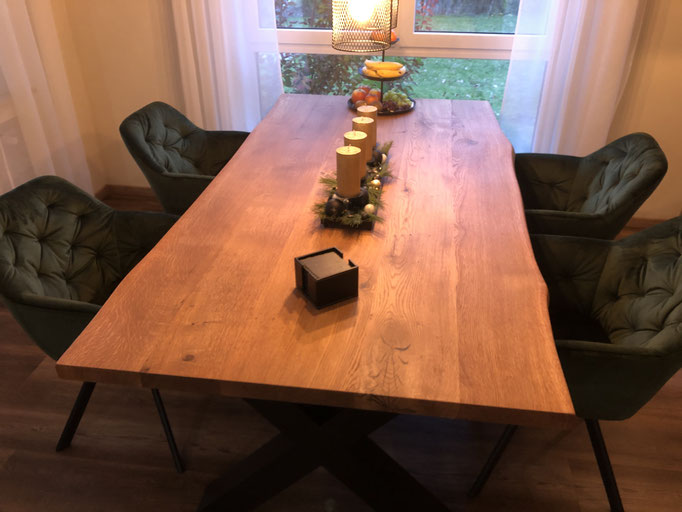 Tisch aus Eiche mit natürlicher Baumkante