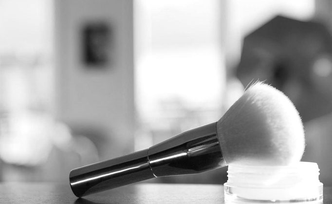 Schicker Make-Up Pinsel auf Puderdose im Hintergrund das Fotostudio FOTOS MIT FREUDE