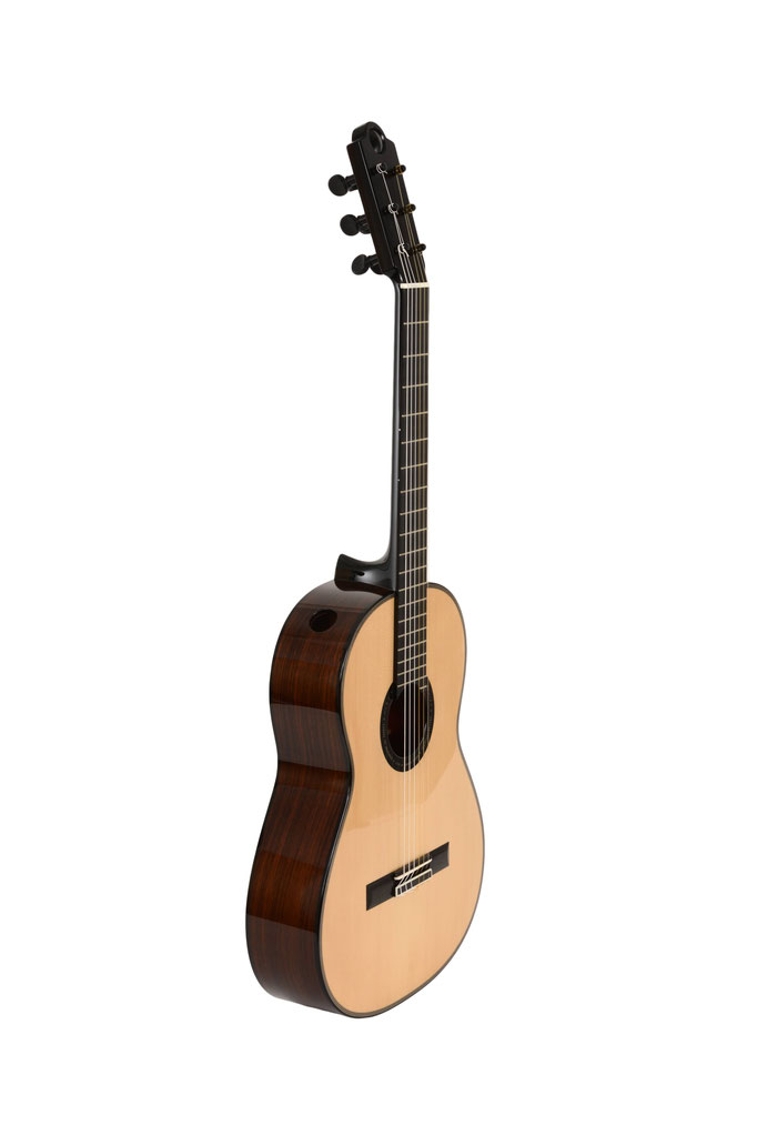 Vue de trois-quart De la Guitare S8 N51 construite par le luthier hervé Lahoun-H441guitare