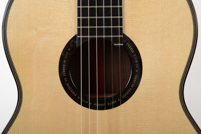 Detailed view of the rosette of the concert guitar SÖBESTH PLUCHIC built by Hervé Lahoun (S11 N54) jointly with its twin (S12 N55).