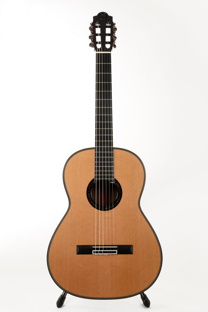 Vue de face d'une Guitare classique de Concert avec table d'harmonie en red cédar fabriquée par le luthier Hervé Lahoun-H441 