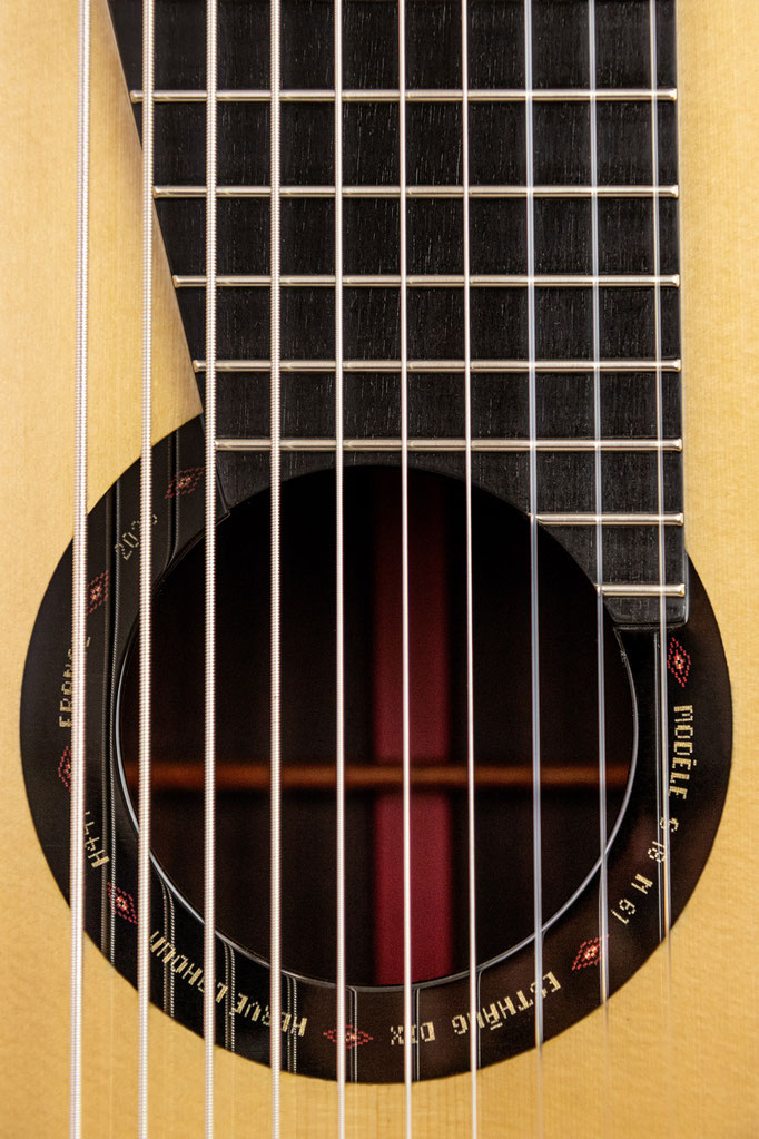 Vue sur les détails des motifs de rosace d'une Guitare Classique de concert 10 cordes façonnée par hervé Lahoun-H441guitare