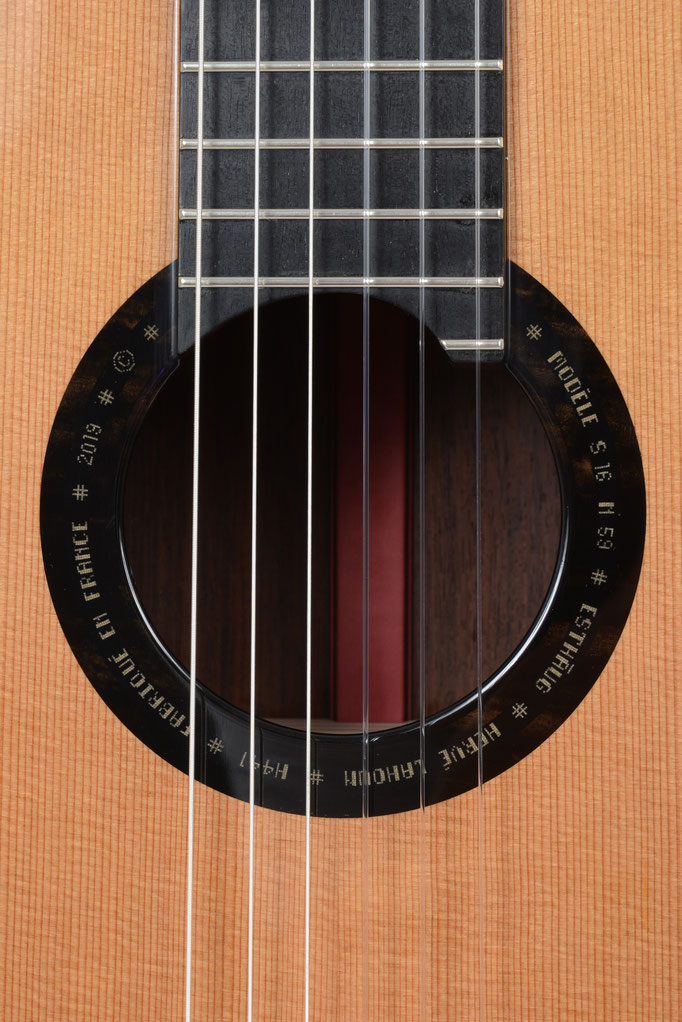 Détails des motifs alphanumériques de la rosace d'une Guitare Classique de Concert concue par le luthier Hervé Lahoun-H441