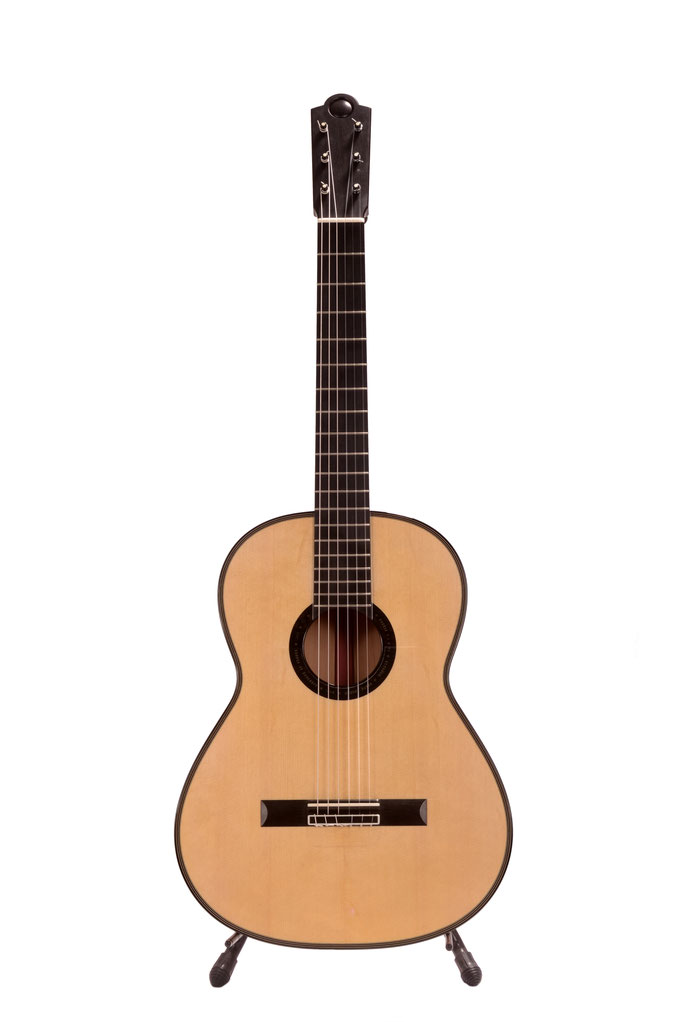 Vue de face d'une Guitare Classique-Flamenca concue par le luthier Hervé Lahoun-H441