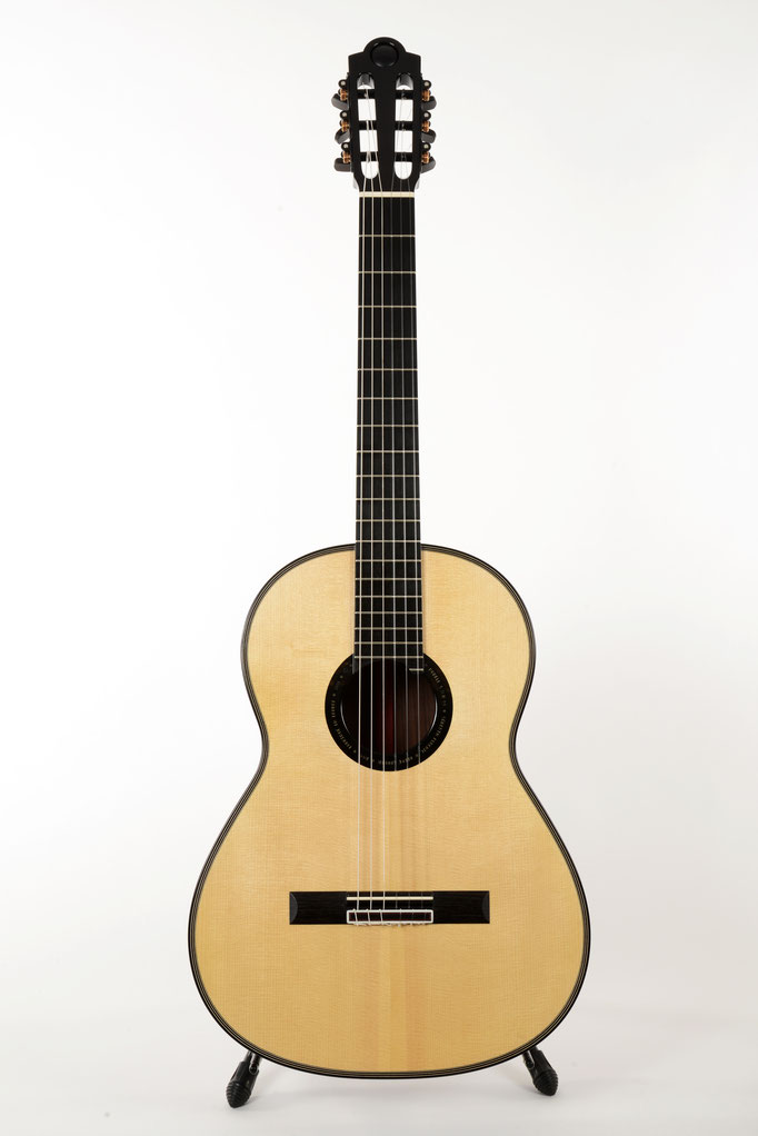Vue de face d'une guitare classique de concert SÖBESTH PLUCHIC construite par le luthier Hervé Lahoun 