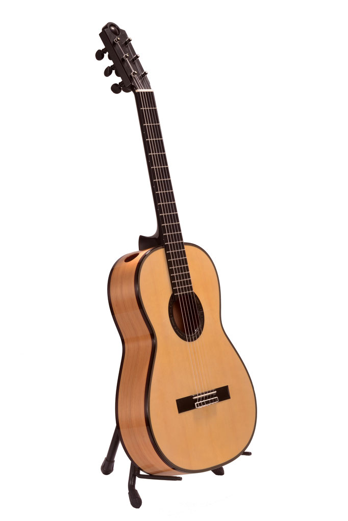 Vue trois-quart d'une guitare classique-flamenca réalisée par le luthier Hervé Lahoun-H441