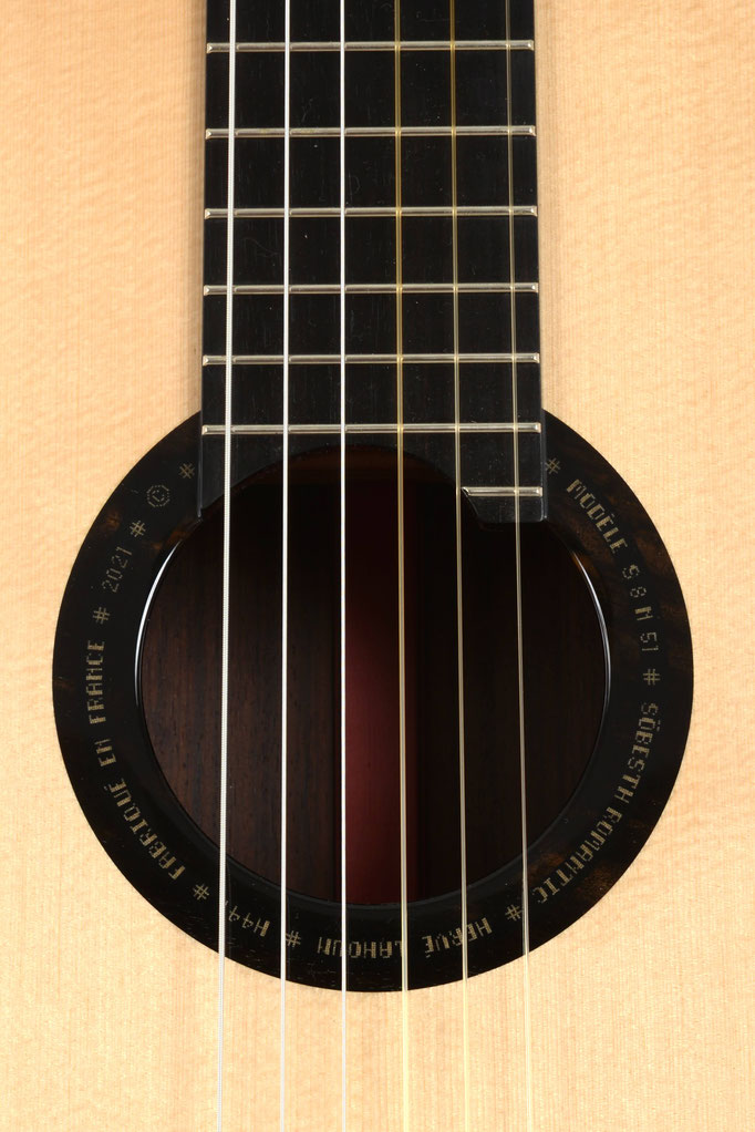 Vue du détail de la rosace d'une Guitare d'Hervé Lahoun-H441guitare la S8 N51 SÖBESTH ROMANTIC