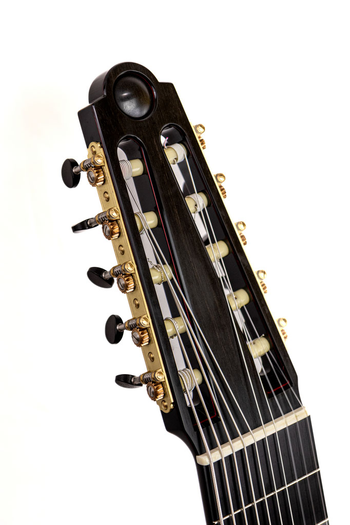 Détail de la tête d'une Guitare Classique de Concert 10 cordes façonnée par Hervé Lahoun-H441guitare avec des mécaniques ALESI  