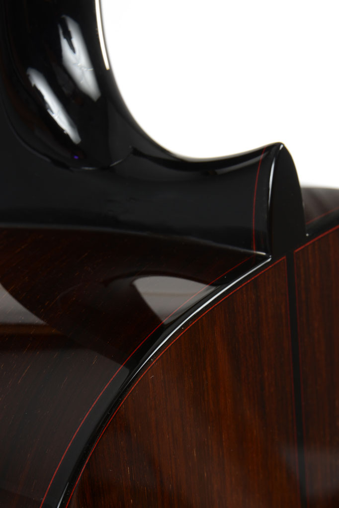 Vue en détail de la pointe du talon de manche et filets rouge et noir d'une Guitare Classique de Concert construite par le luthier Hervé Lahoun-H441