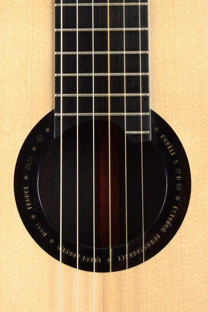 Détail des motifs alphanumériques de la rosace de la Guitare Classique Esthaug Ambassadrisse par H441-Hervé Lahoun