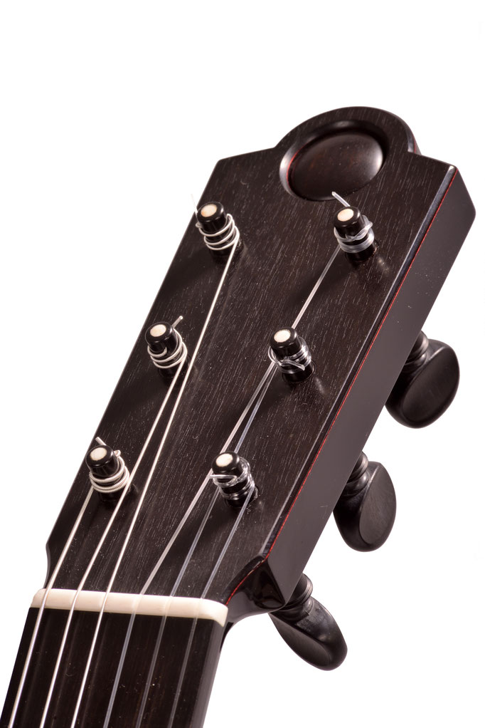 Detailed view of the headstock of a classical-flamenco guitar with tuners mimicking pegs made by luthier Hervé Lahoun-H441