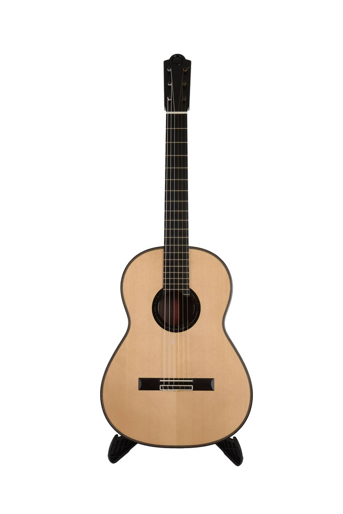 Front view of the Concert Classical Guitar S8 N51 SÖBESTH ROMANTIC, definitively the last of its style built by luthier Hervé Lahoun-H441guitare.