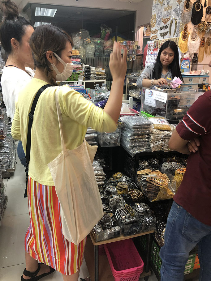 値切り交渉成立の瞬間。