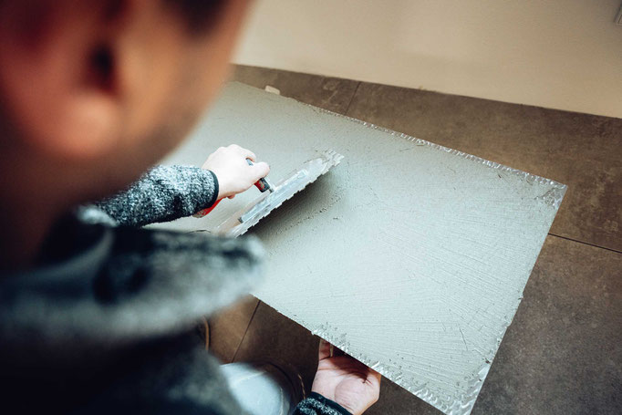 Fachliches Verlegen von Fliesen